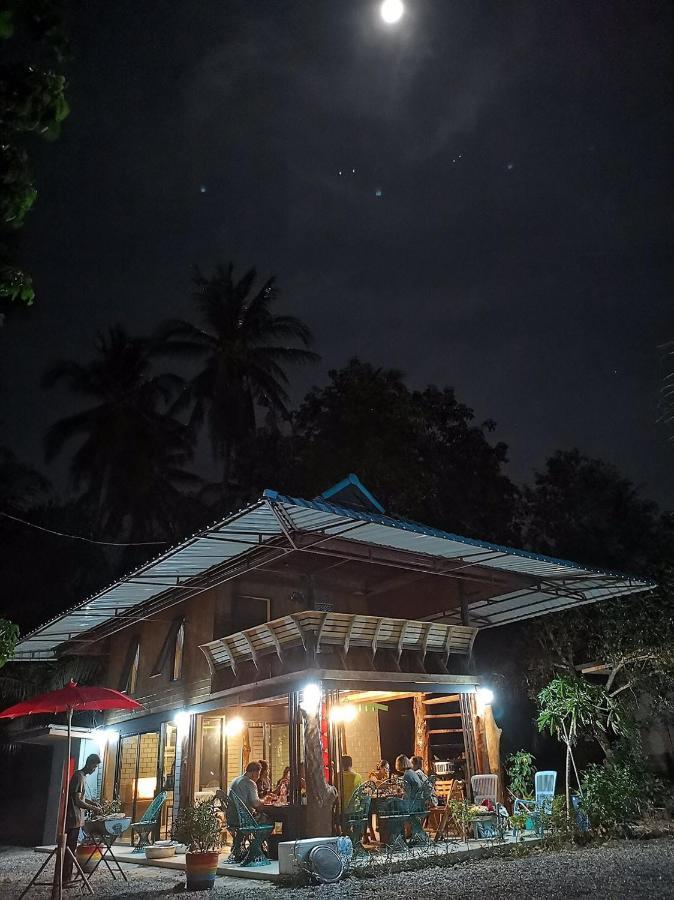 素叻他尼Baantia Chomtawan住宿加早餐旅馆 外观 照片