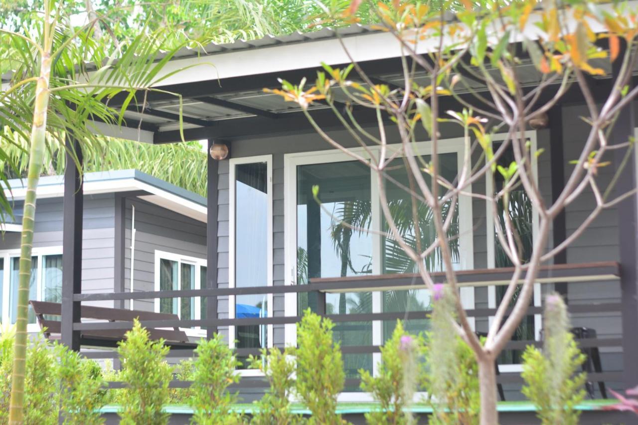 素叻他尼Baantia Chomtawan住宿加早餐旅馆 外观 照片