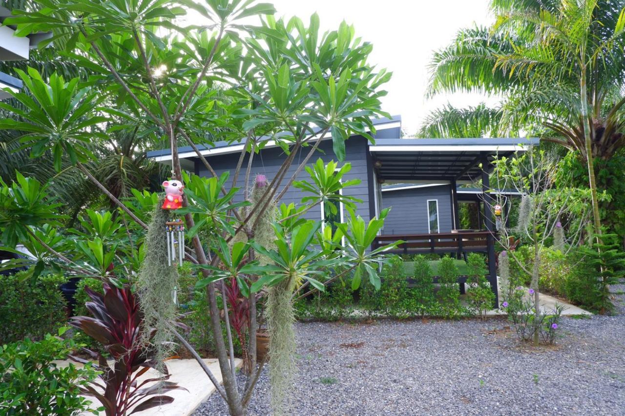 素叻他尼Baantia Chomtawan住宿加早餐旅馆 外观 照片